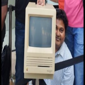 Watch | Die-hard fan brings 1984 Macintosh at Apple BKC Mumbai